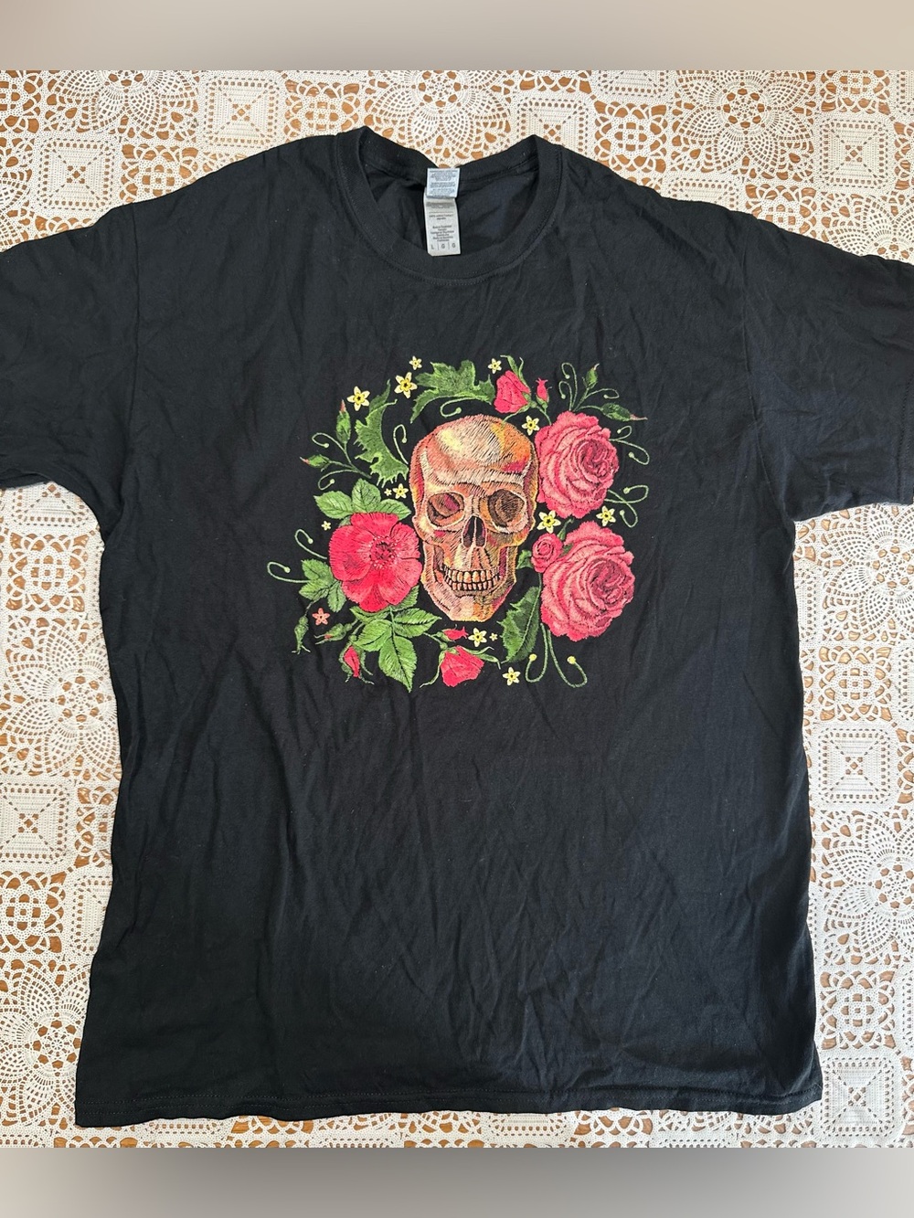 Gildan Skull Roses Faux Embroidery Graphic T Shirt Black Large